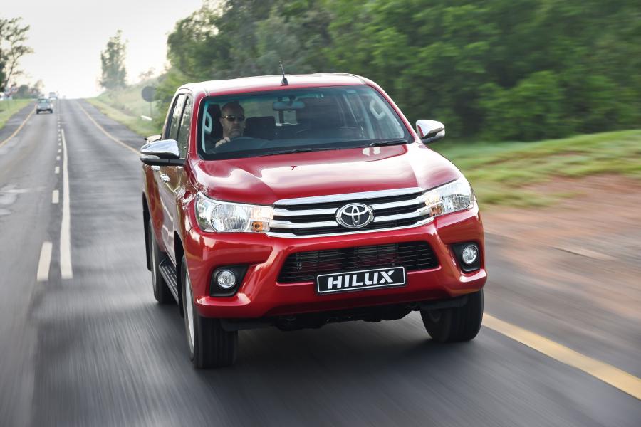  Toyota Hilux 4x4 Raider Double Cab 2016 года  (ZA) (фото 28 из 40)